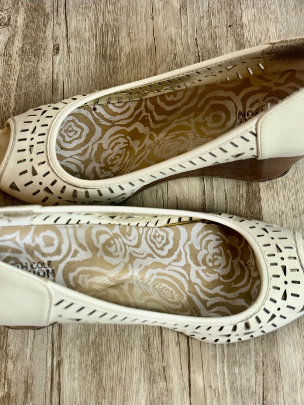 Kenneth Cole Wedge Heels Peep Toe Cream Leather Laser Cut Pumps